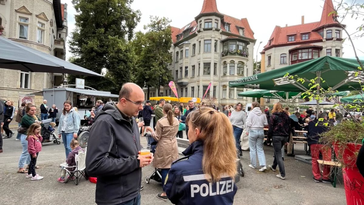 Rick Ulbricht im Gespräch mit der Bürgerpolizistin auf dem Funkenburgfest