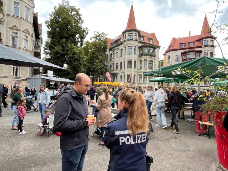 Rick Ulbricht im Gespräch mit der Bürgerpolizistin auf dem Funkenburgfest
