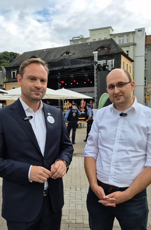 Rick Ulbricht im Gespräch mit Alexander Dierks am Tag der Sachsen 2025 in Sebnitz