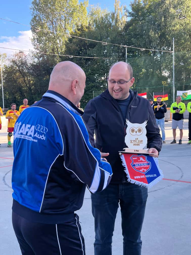 Der Unter-Hundert-Cup (U-HU-Cup) des Rollhockeyclubs Aufbau Böhlitz-Ehrenberg Rick Ulbricht mit dem Pokal