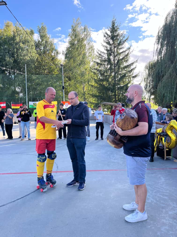 Rick Ulbricht bei der Siegerehrung bei dem Unter-Hundert-Cup (U-HU-Cup) des Rollhockeyclubs Aufbau Böhlitz-Ehrenberg