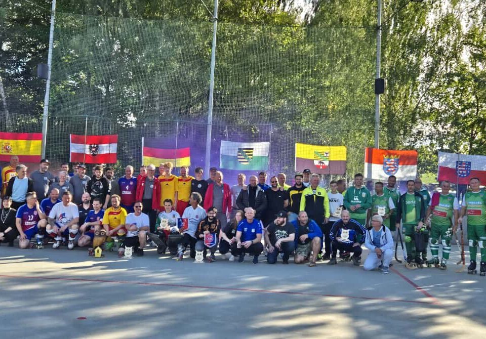 Die Mannschaften in einem Gruppenfoto beim UHU CUP in Böhlitz-Ehrenberg