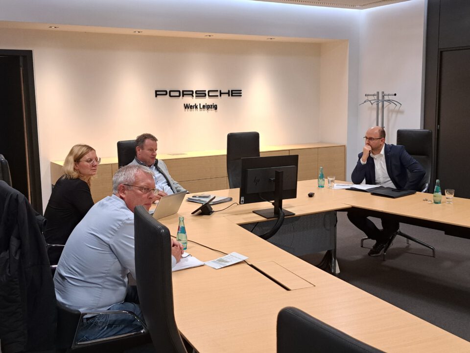 Rick Ulbricht im Porsche Werk Leipzig im Gespräch mit Leiter Gerd Rupp