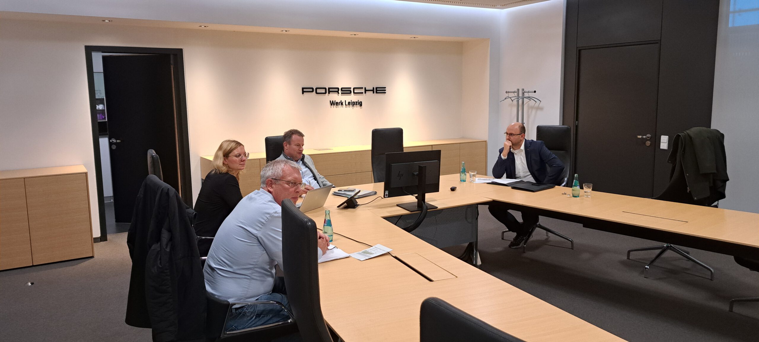 Rick Ulbricht im Porsche Werk Leipzig im Gespräch mit Leiter Gerd Rupp