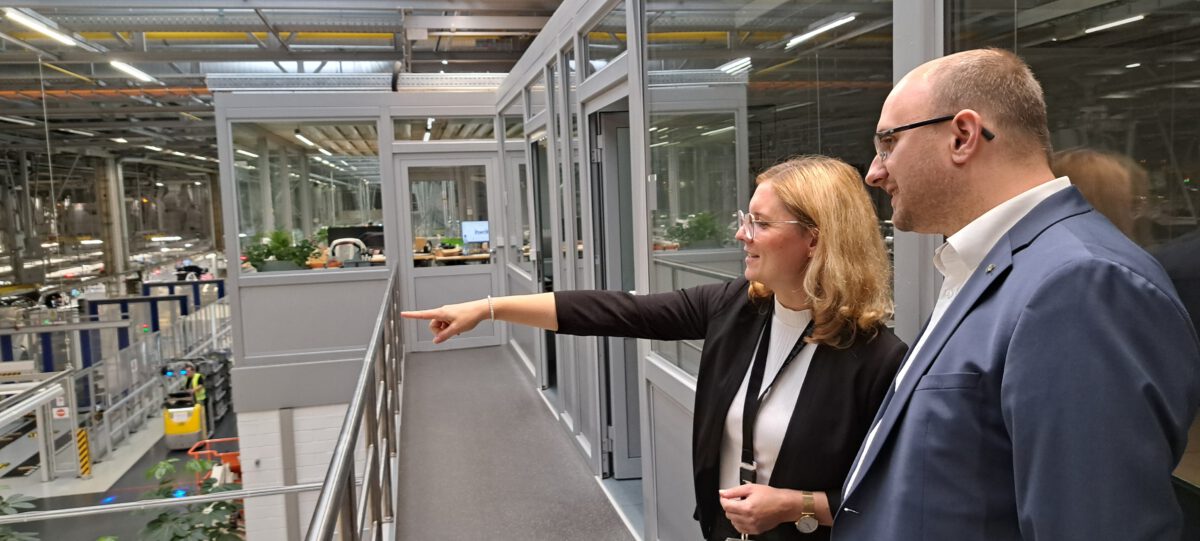 Rick Ulbricht im Porsche Werk Leipzig besichtigt das Werk