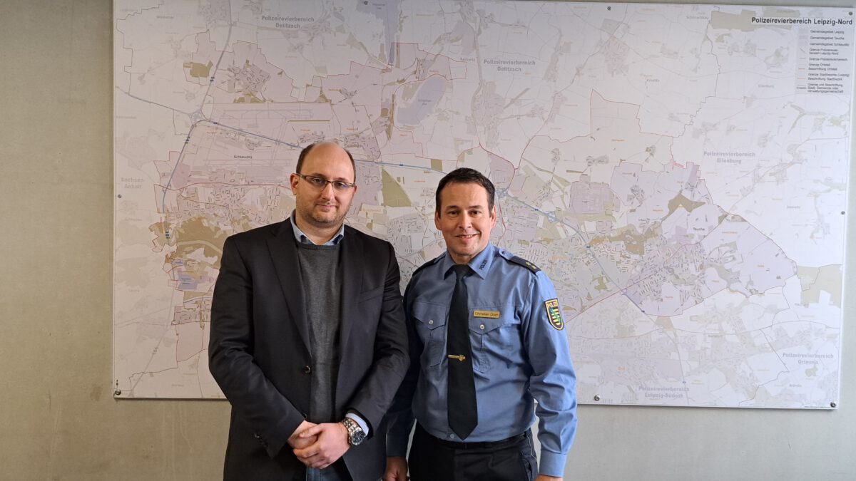 Rick Ulbricht MdL mit Revierleiter des Polizeireviers Leipzig-Nord Christian Dorn