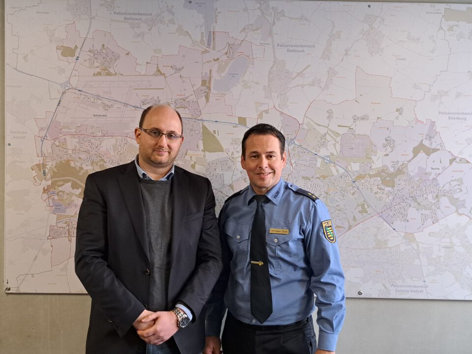 Rick Ulbricht MdL mit Revierleiter des Polizeireviers Leipzig-Nord Christian Dorn